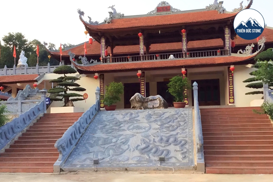 Chiếu rồng đá tinh xảo, biểu tượng phong thủy, tăng giá trị tâm linh và thẩm mỹ cho kiến trúc tâm linh Việt. Chọn mẫu phù hợp, bền đẹp.